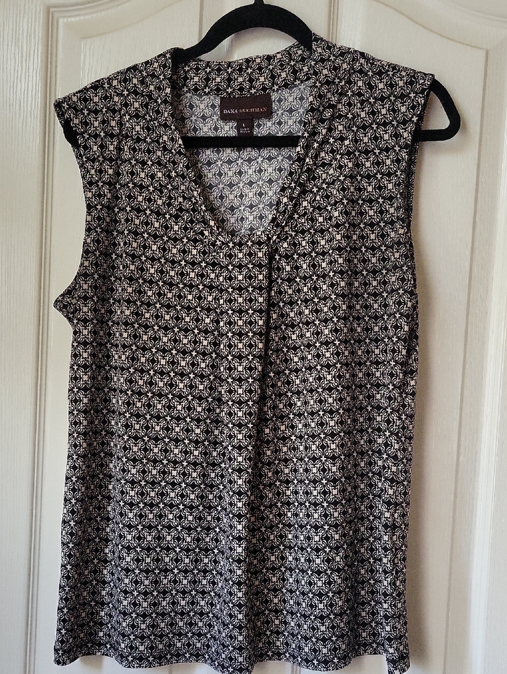 Dana Buchman Black & White Geometric V-Neck Sleeveless Top